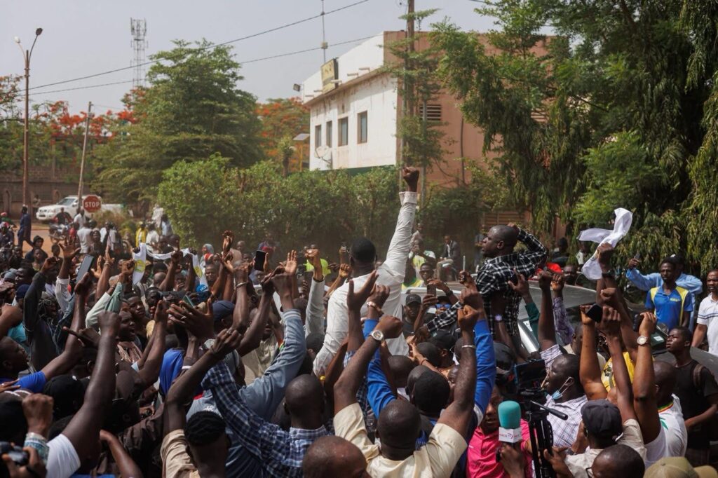 Les nouvelles sont choquantes dans les médias. Des voitures piégés qui ont fait des centaines de morts à Mogadiscio, des jeunes manifestants pacifiques brutalisés à Nairobi, des simples tweets qui tracent la voie vers la prison aux opposants politiques au Sahel, des attaques terroristes qui ont endeuillé certains pays de l’Afrique de l’Ouest, voici en résumé ce qu’illustre nos médias en cette ère numérique. Ce n’est pas que cela, il y’a aussi des propagandes et ces flots de désinformation qui gavent l’espace médiatique ouest africains où je suis un humble citoyen. Un traumatisme médiatique et anti-bio. Dans cette chronique, je voudrais avec mes arguments néophytes, vous faire connaitre le journalisme de solution ou constructif. 