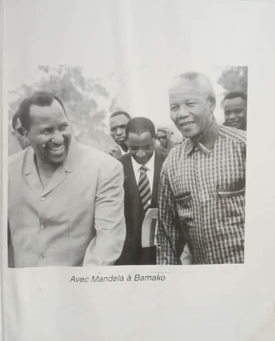 Les nouvelles sont choquantes dans les médias. Des voitures piégés qui ont fait des centaines de morts à Mogadiscio, des jeunes manifestants pacifiques brutalisés à Nairobi, des simples tweets qui tracent la voie vers la prison aux opposants politiques au Sahel, des attaques terroristes qui ont endeuillé certains pays de l’Afrique de l’Ouest, voici en résumé ce qu’illustre nos médias en cette ère numérique. Ce n’est pas que cela, il y’a aussi des propagandes et ces flots de désinformation qui gavent l’espace médiatique ouest africains où je suis un humble citoyen. Un traumatisme médiatique et anti-bio. Dans cette chronique, je voudrais avec mes arguments néophytes, vous faire connaitre le journalisme de solution ou constructif. 